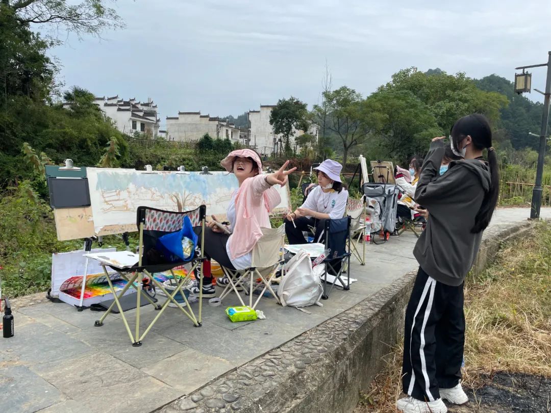  k8凯发(中国)天生赢家·一触即发2023届学员婺源写生师生同乐