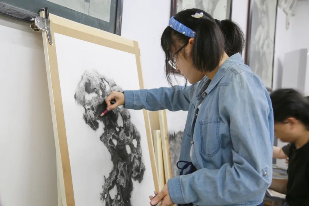 k8凯发(中国)天生赢家·一触即发2023届学员素描课堂场景